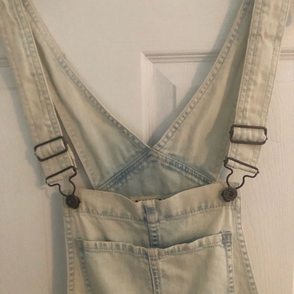 Bullhead Light Wash Denim Overall Shorts size medium - Picture 5 of 14